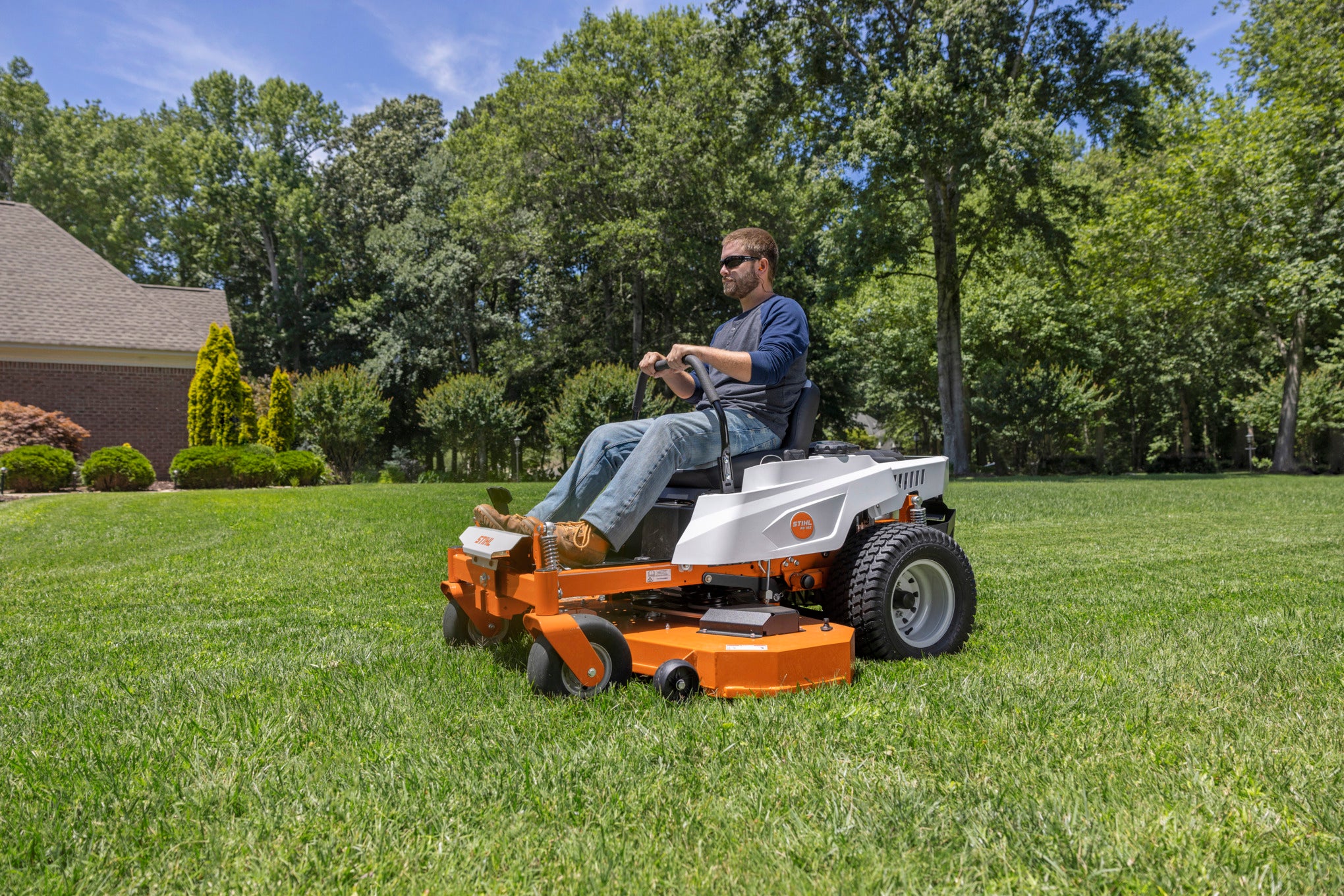 STIHL RZ 152 TONDEUSE À VIRAGE ZÉRO WB010113606