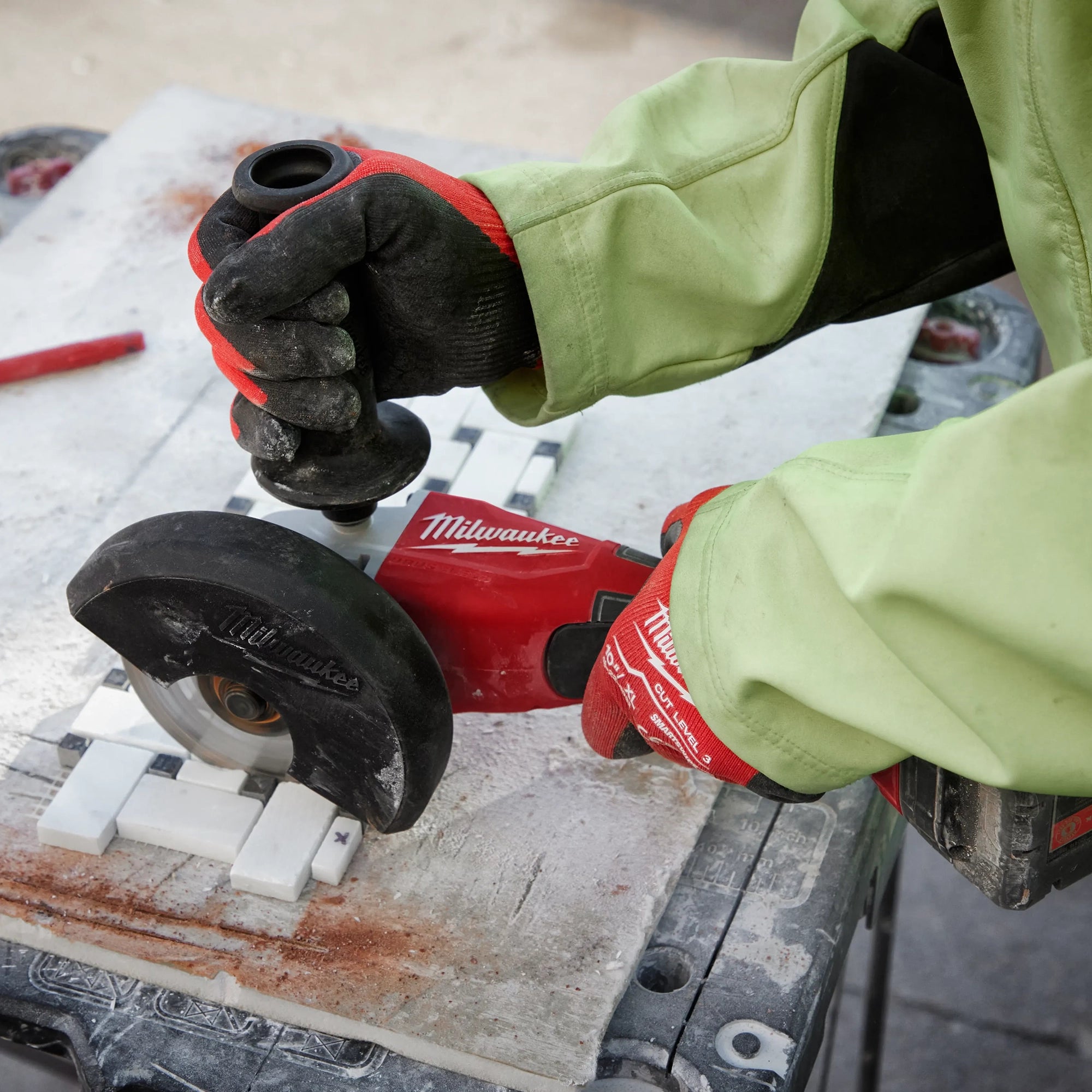 Milwaukee M18™ Meuleuse à coupe sans balais 4-1/2" / 5", commutateur à palette 2686-20