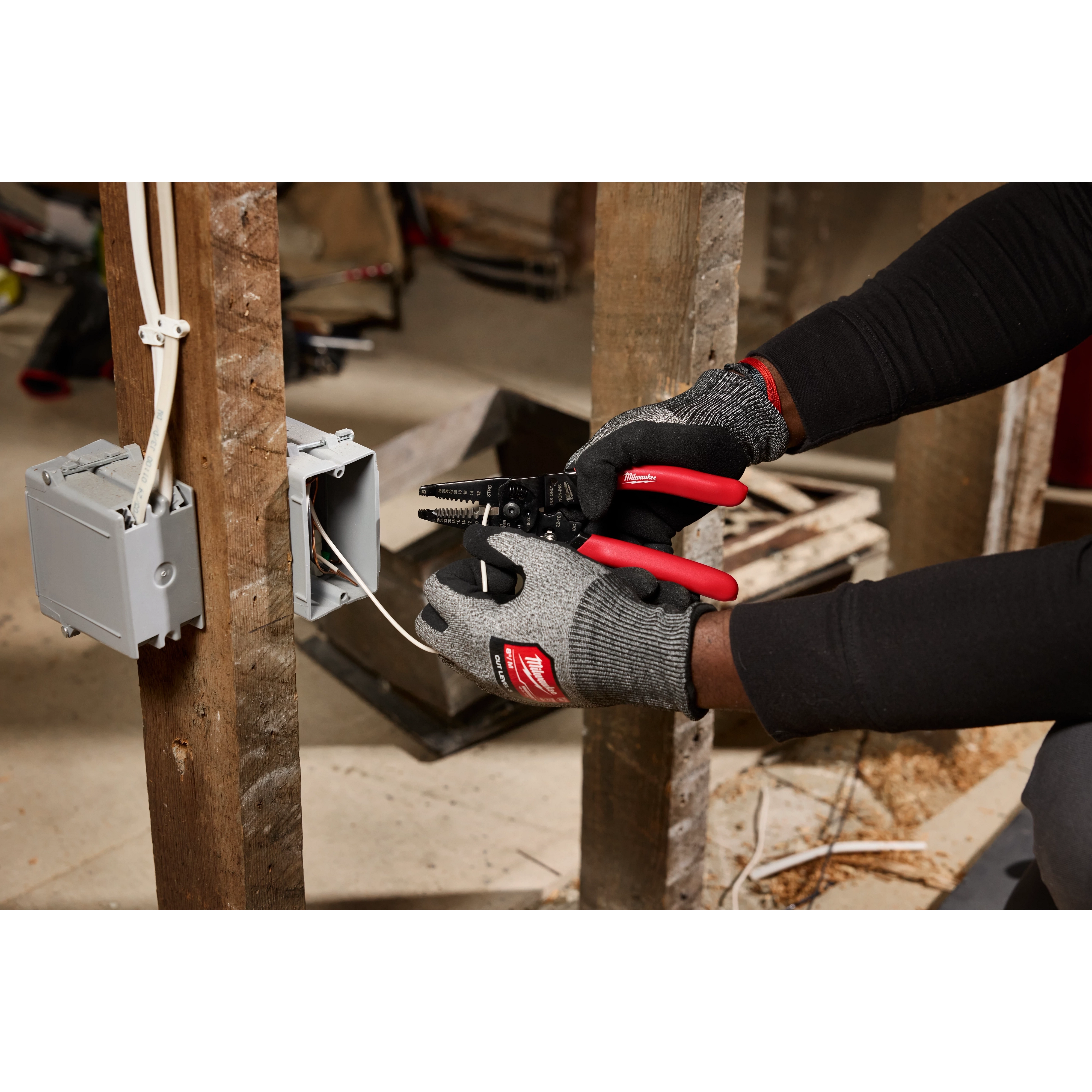 Milwaukee 10-28 AWG Multi-Purpose Dipped Grip Wire Stripper & Cutter w/ Reinforced Head 48-22-3052