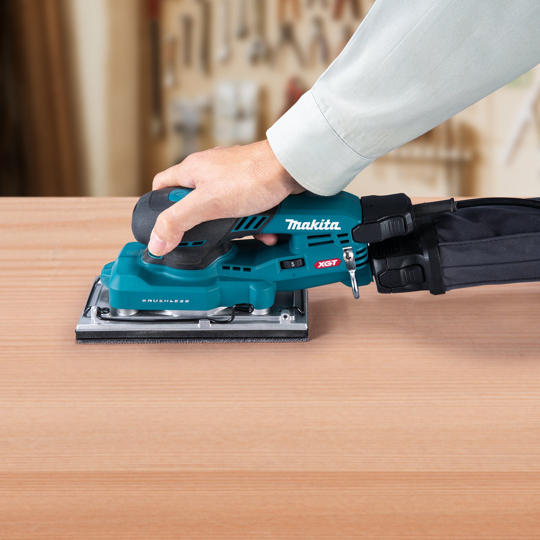 Makita Ponceuse orbitale 1/3 de feuille sans balais 40Vmax XGT avec AWS, outil seul BO007CGZ