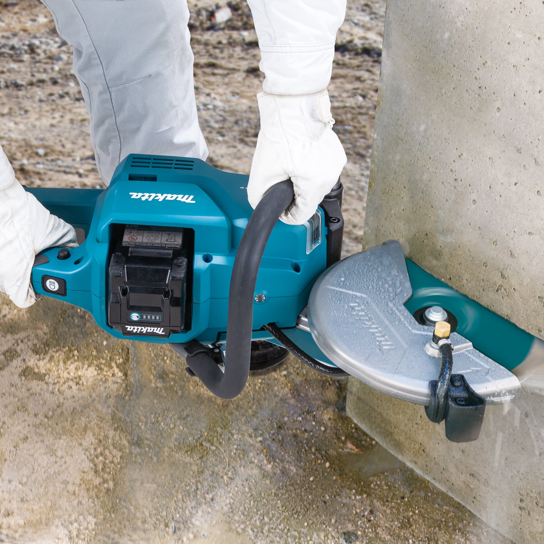 Makita Tronçonneuse Sans Fil 9" Sans Balais 40Vmax XGT, Kit avec 2x 8,0Ah CE003GL201