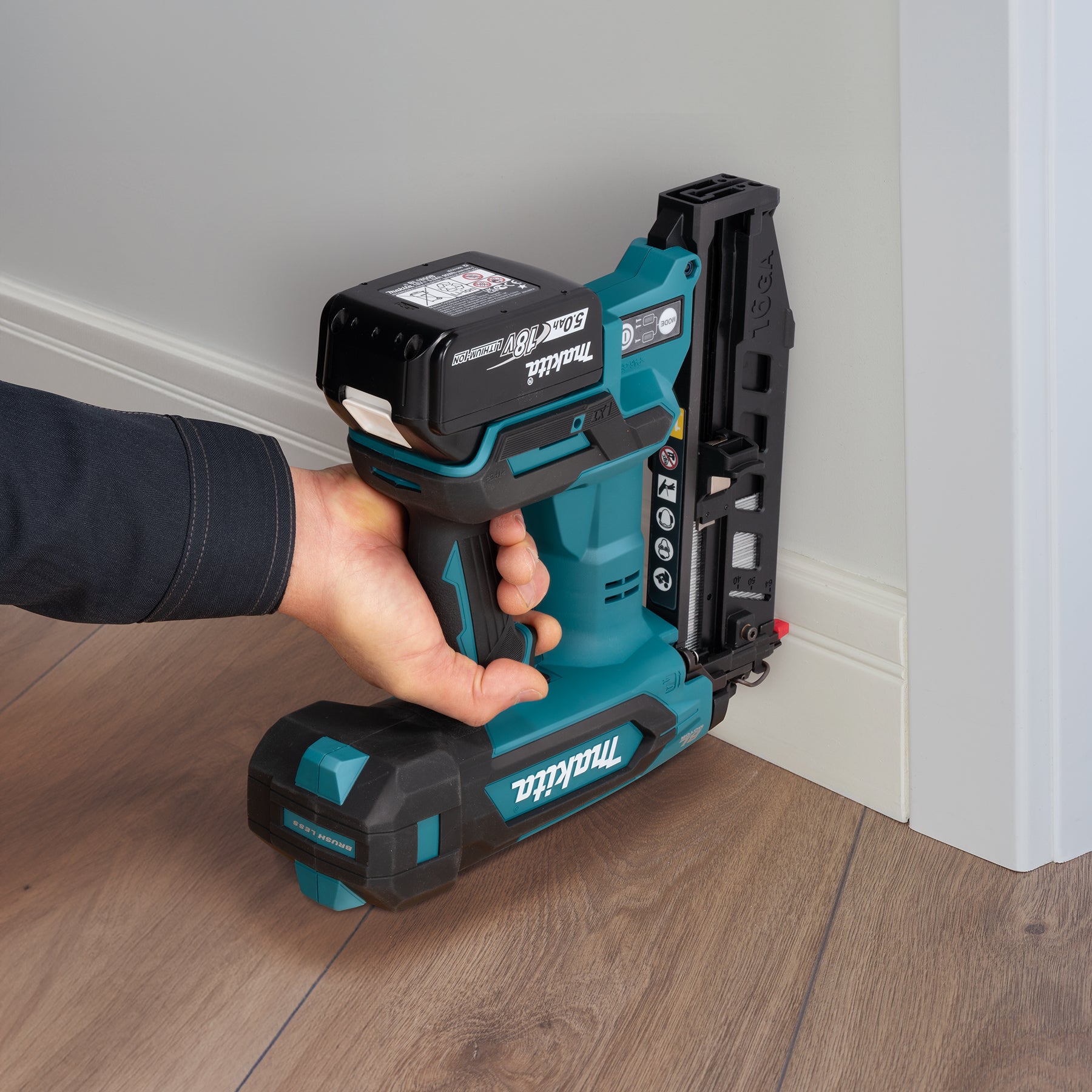 Makita Cloueuse de finition 16 ga 2-1/2" sans balais LXT 18V, droite, outil seul DBN601Z