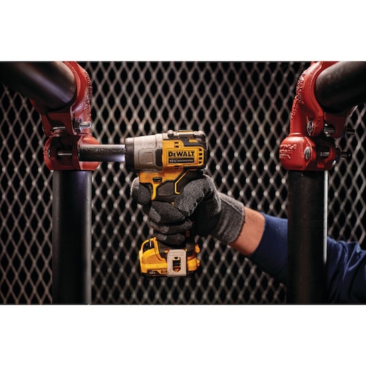 Dewalt XTREME 12V MAX* 3/8 in. Brushless Impact Wrench Kit DCF902F2