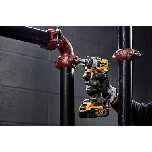 DeWalt Clé à chocs sans fil ATOMIC™ 20V MAX* 1/2 po avec enclume à bague à broche (outil seul) DCF921B