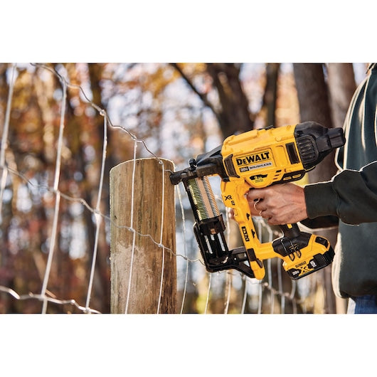 DeWalt Agrafeuse de clôture sans fil 20V MAX* XR 9 ga (outil seul) DCFS950B