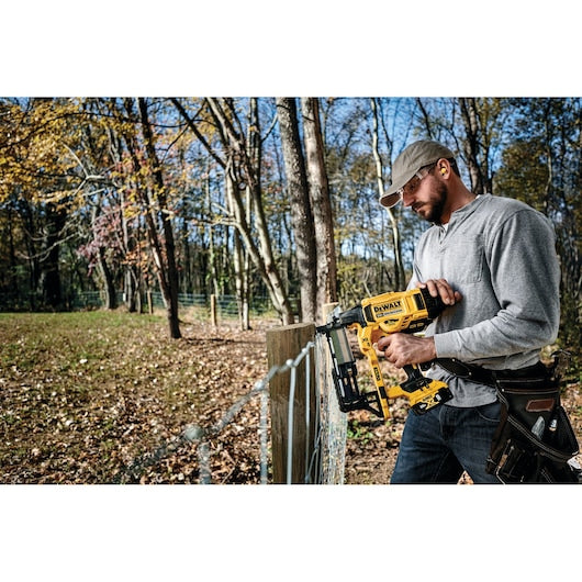 DeWalt Agrafeuse de clôture sans fil 20V MAX* XR 9 ga (outil seul) DCFS950B