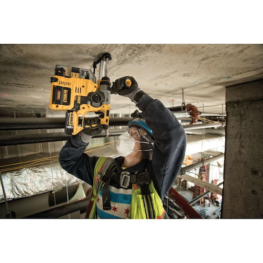 DeWalt Kit marteau perforateur L-Shape 1 po. SDS Plus 20V MAX* XR® avec extracteur de poussière intégré DCH273P2DHO