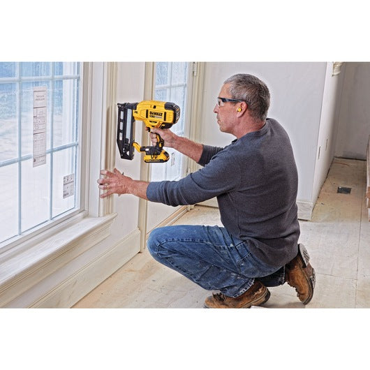 DeWalt Kit de cloueuse à finition droite sans fil 20V MAX* XR 16 GA DCN662D1