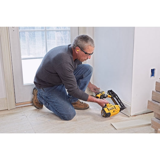 DeWalt Kit de cloueuse à finition droite sans fil 20V MAX* XR 16 GA DCN662D1
