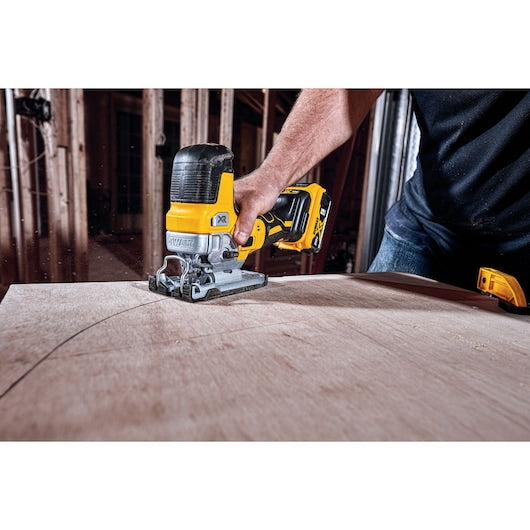DeWalt Scie sauteuse sans fil à poignée de barillet 20V MAX* XR® (outil uniquement) DCS335B