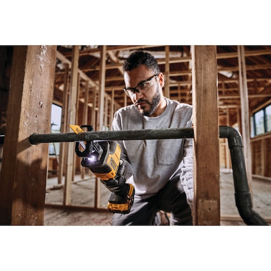 DeWalt Scie sabre sans fil ATOMIC™ 20V MAX* à une main (outil seul) DCS369B