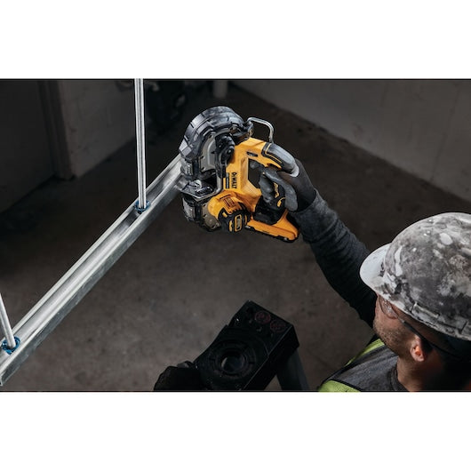 DeWalt Scie à bande compacte sans balais ATOMIC™ 20V MAX* 1-3/4 po (outil uniquement) DCS377B