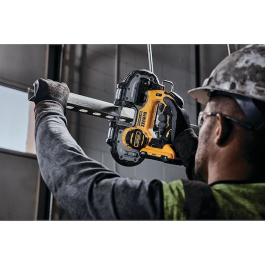 DeWalt Scie à bande compacte sans balais ATOMIC™ 20V MAX* 1-3/4 po (outil uniquement) DCS377B
