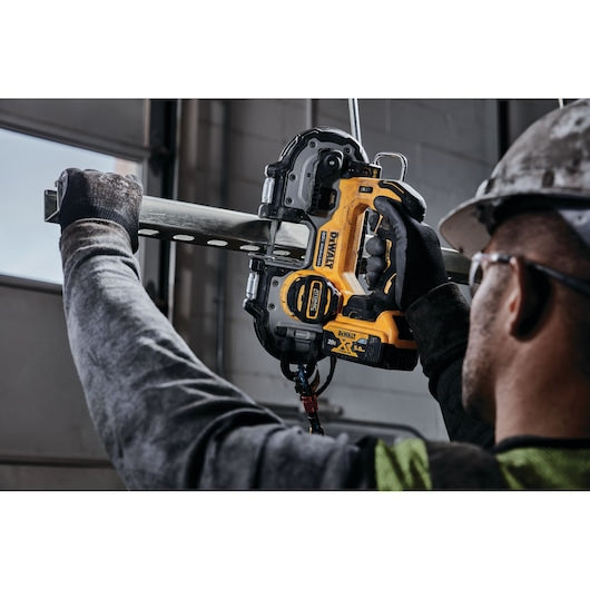 DeWalt Scie à bande compacte sans balais ATOMIC™ 20V MAX* 1-3/4 po (outil uniquement) DCS377B