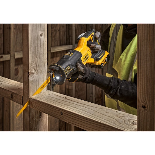 DeWalt Scie sabre sans fil Brushless 20V MAX* XR® (outil seul) DCS382B