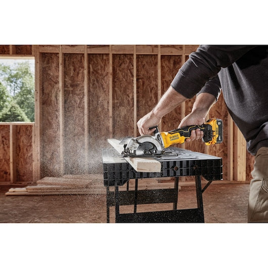 DeWalt ATOMIC™ Kit de scie circulaire sans fil 4-1/2 po 20V MAX* sans balais DCS571P1