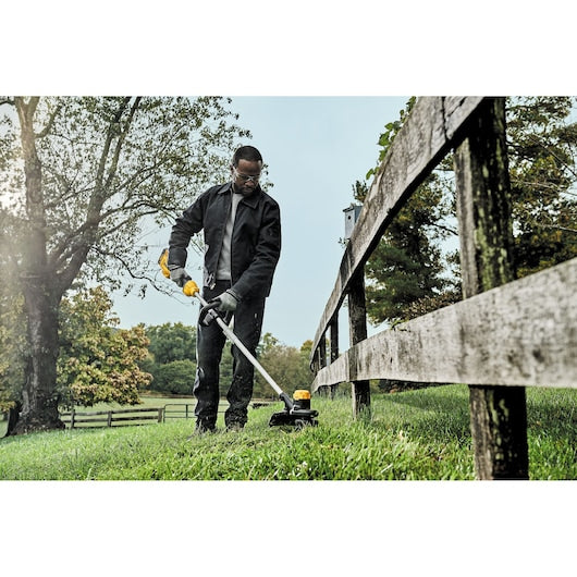DeWalt Tondeuse à fil sans fil 20V MAX* 13 po (outil seul) DCST925B