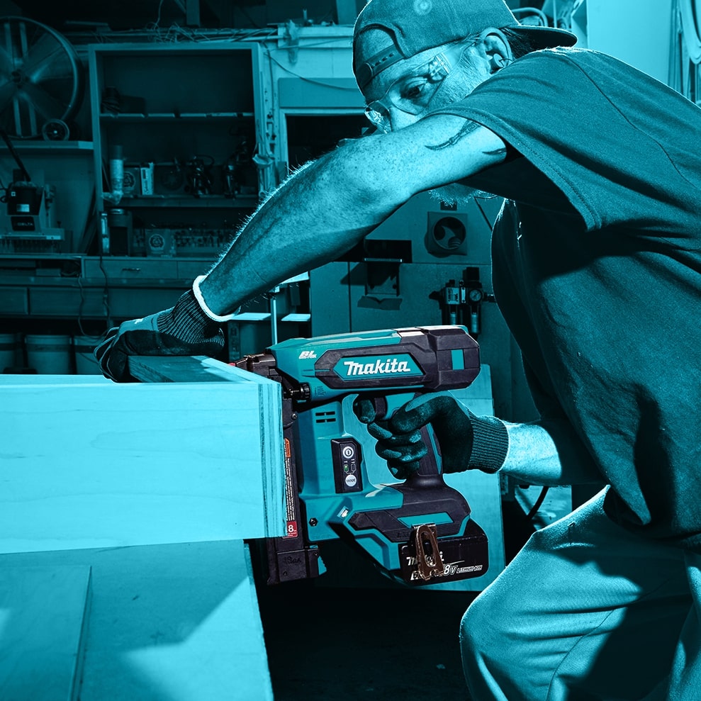 Makita Agrafeuse à couronne étroite 18V LXT sans balais 1-1/2" 18 ga, outil seul DST630Z