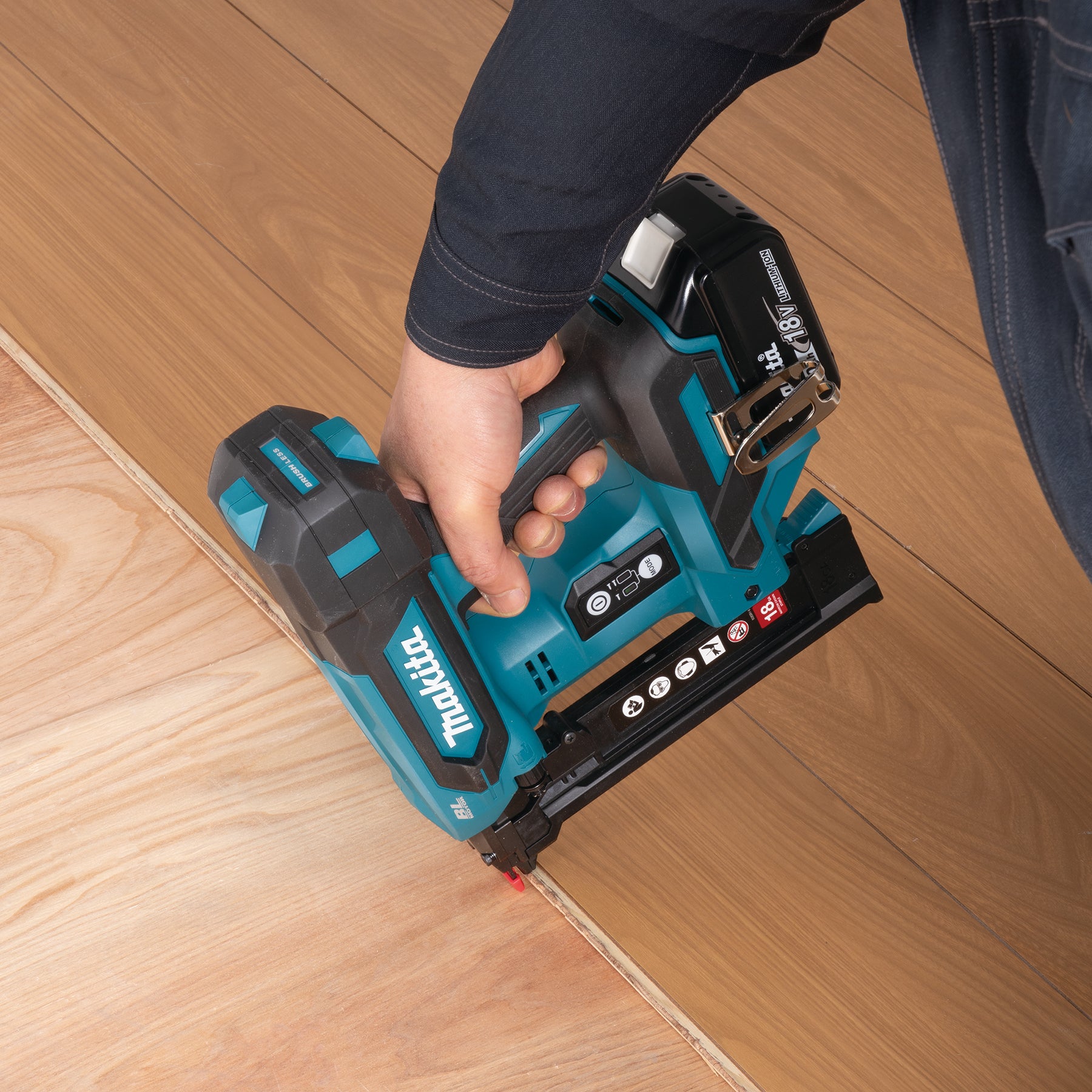 Makita Agrafeuse à couronne étroite 18V LXT sans balais 1-1/2" 18 ga, outil seul DST630Z