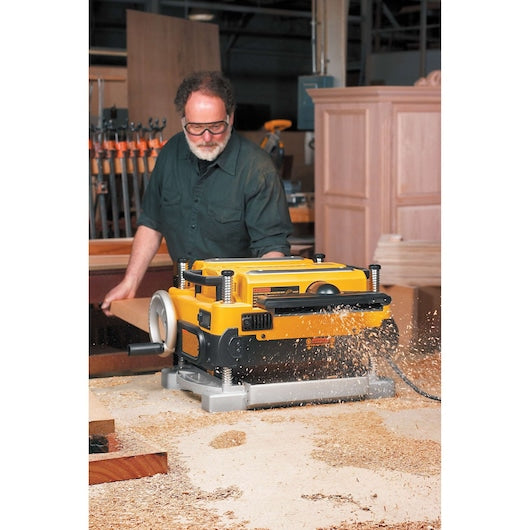 DeWalt DW735 Rabot à épaisseur 13 po. 3 couteaux 2 vitesses DW735