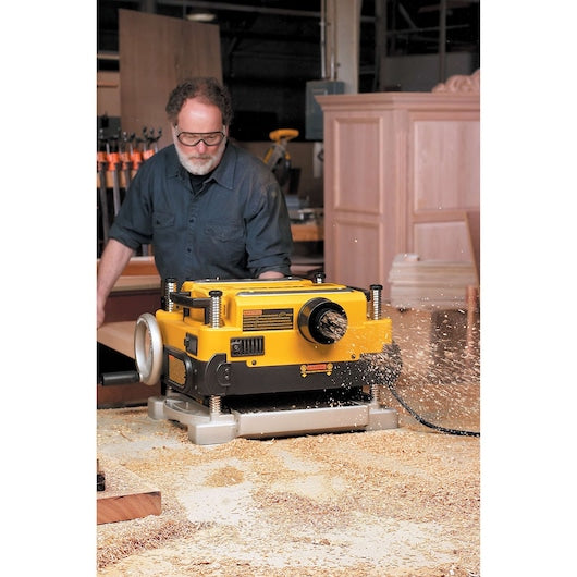 DeWalt DW735 Rabot à épaisseur 13 po. 3 couteaux 2 vitesses DW735