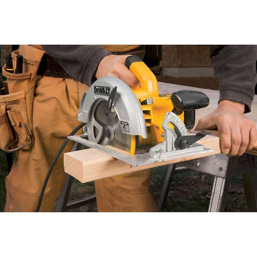 DeWalt Scie circulaire légère 7‑1/4 po avec sac de chantier (outil seul) DWE575SB