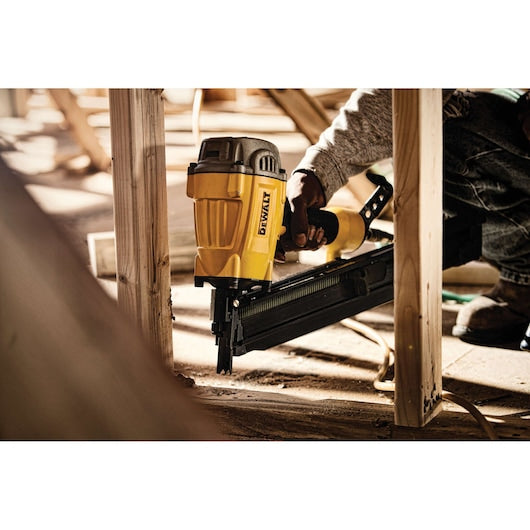 DeWalt Cloueuse à Charpente à Fil Soudé 28° DWF83WW