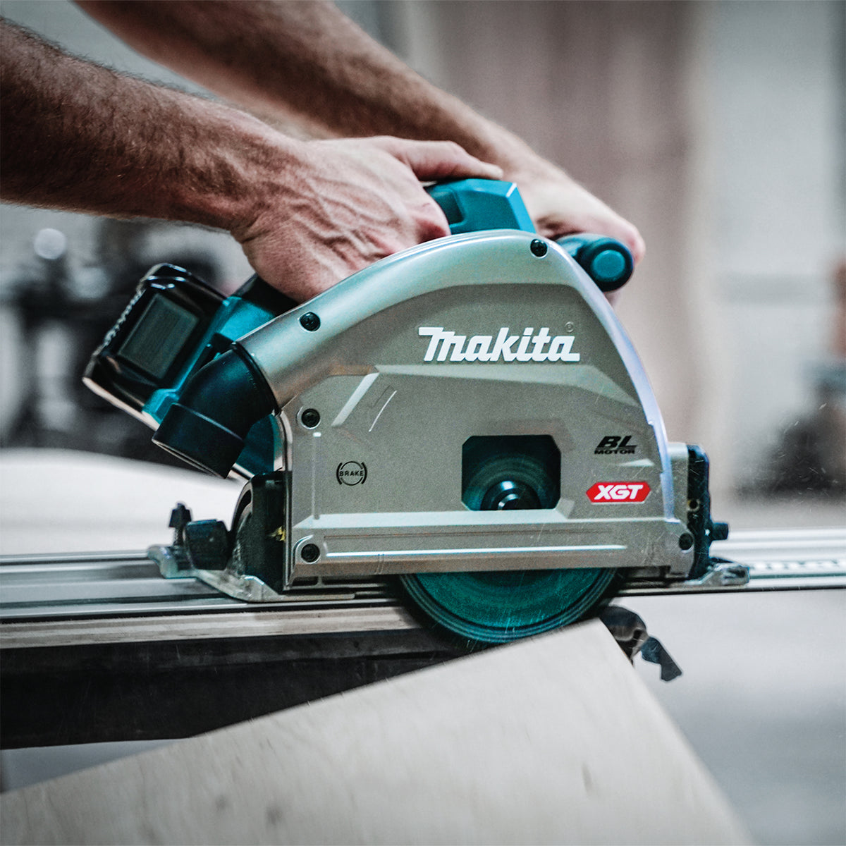 Makita Scie circulaire plongeante sans balais 40Vmax XGT avec AWS, 4.0Ah x1Kit SP001GM104