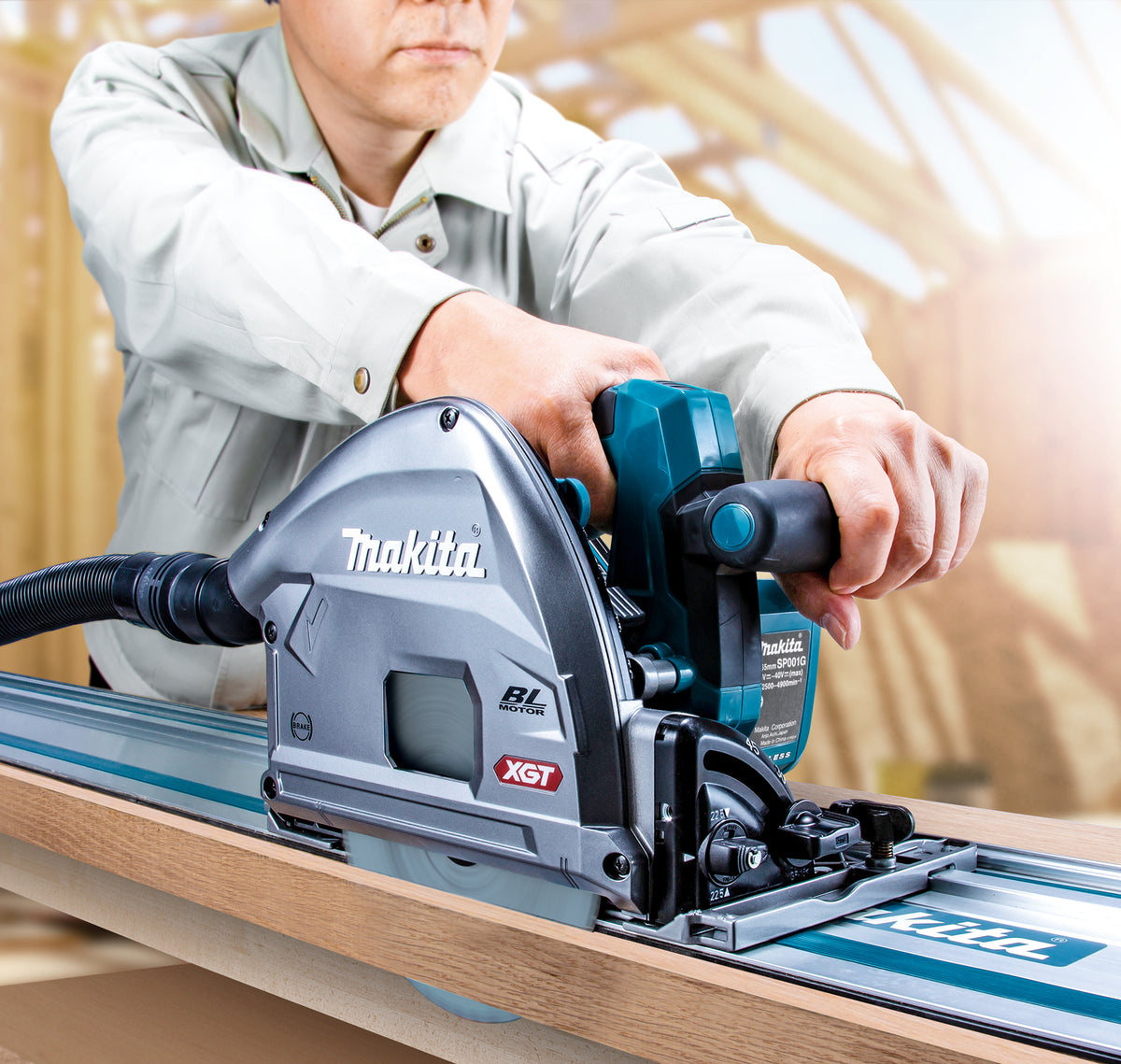 Makita Scie circulaire plongeante sans balais 40Vmax XGT avec AWS, 4.0Ah x1Kit SP001GM104
