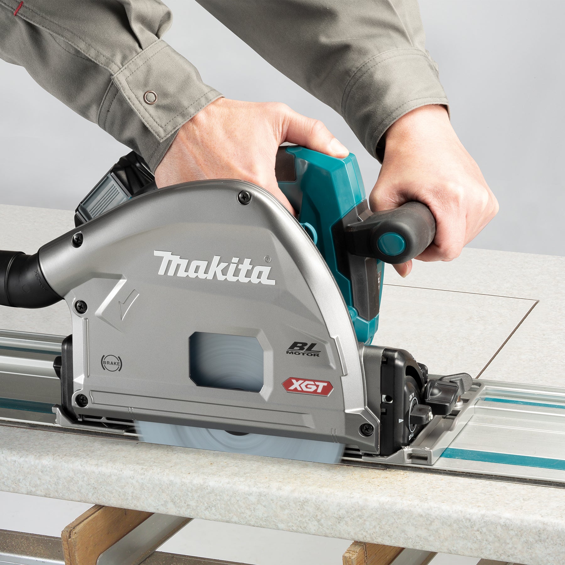 Makita Scie circulaire plongeante sans balais 40Vmax XGT avec AWS, Rail, Machine seule SP001GZ05