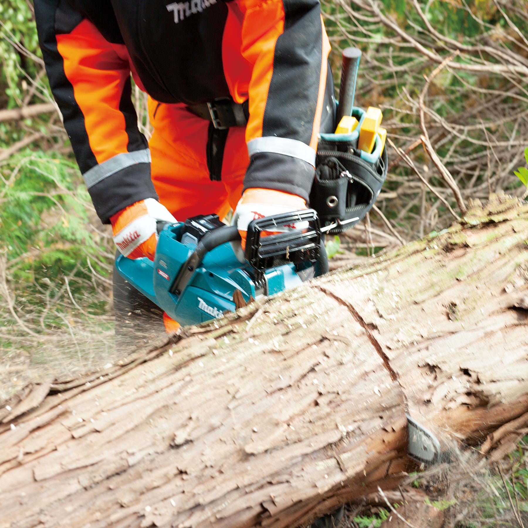 Makita Tronçonneuse 40Vmax XGT sans balais 16" à poignée arrière, Kit avec 1 batterie 5.0Ah UC016GT101