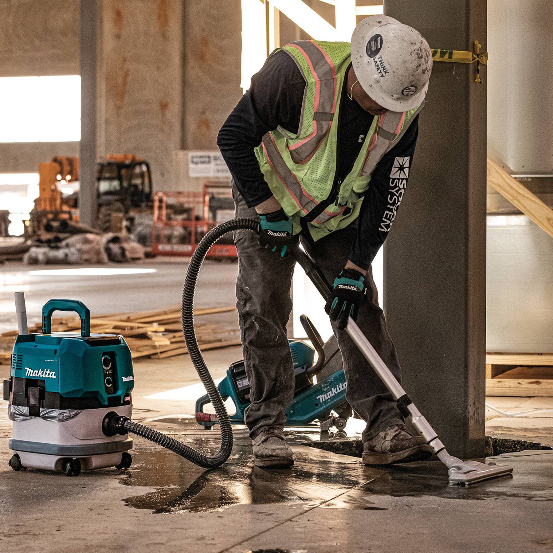 Makita Aspirateur eau et poussières sans fil 40Vmax XGT sans balais 8 L, Kit avec 1 batterie 4.0Ah VC001GLM11