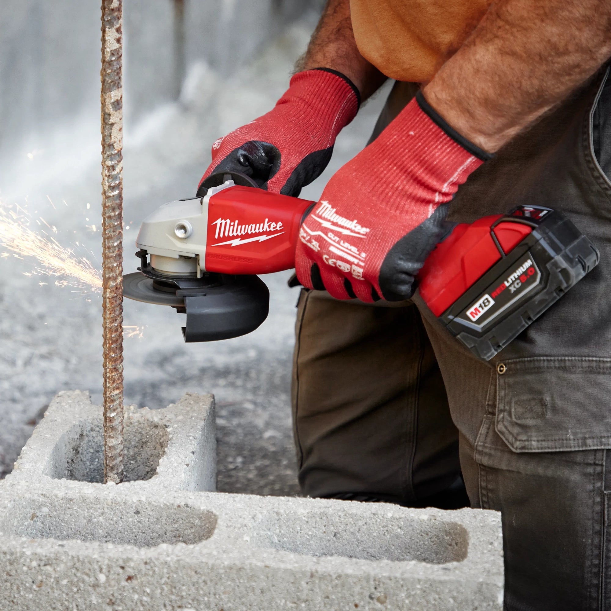Milwaukee M18™ Meuleuse à coupe sans balais 4-1/2" / 5", commutateur à palette 2686-20
