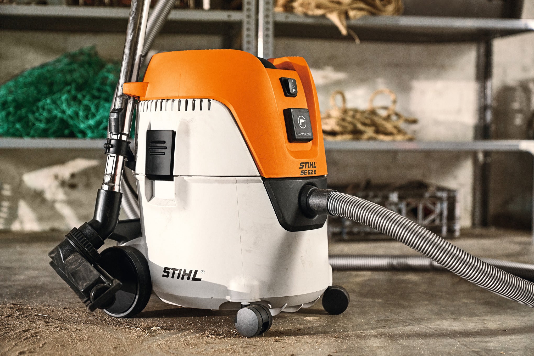 STIHL SE 62 aspirateur électrique filaire humide/sec : élimine efficacement la saleté et les liquides 47840124407