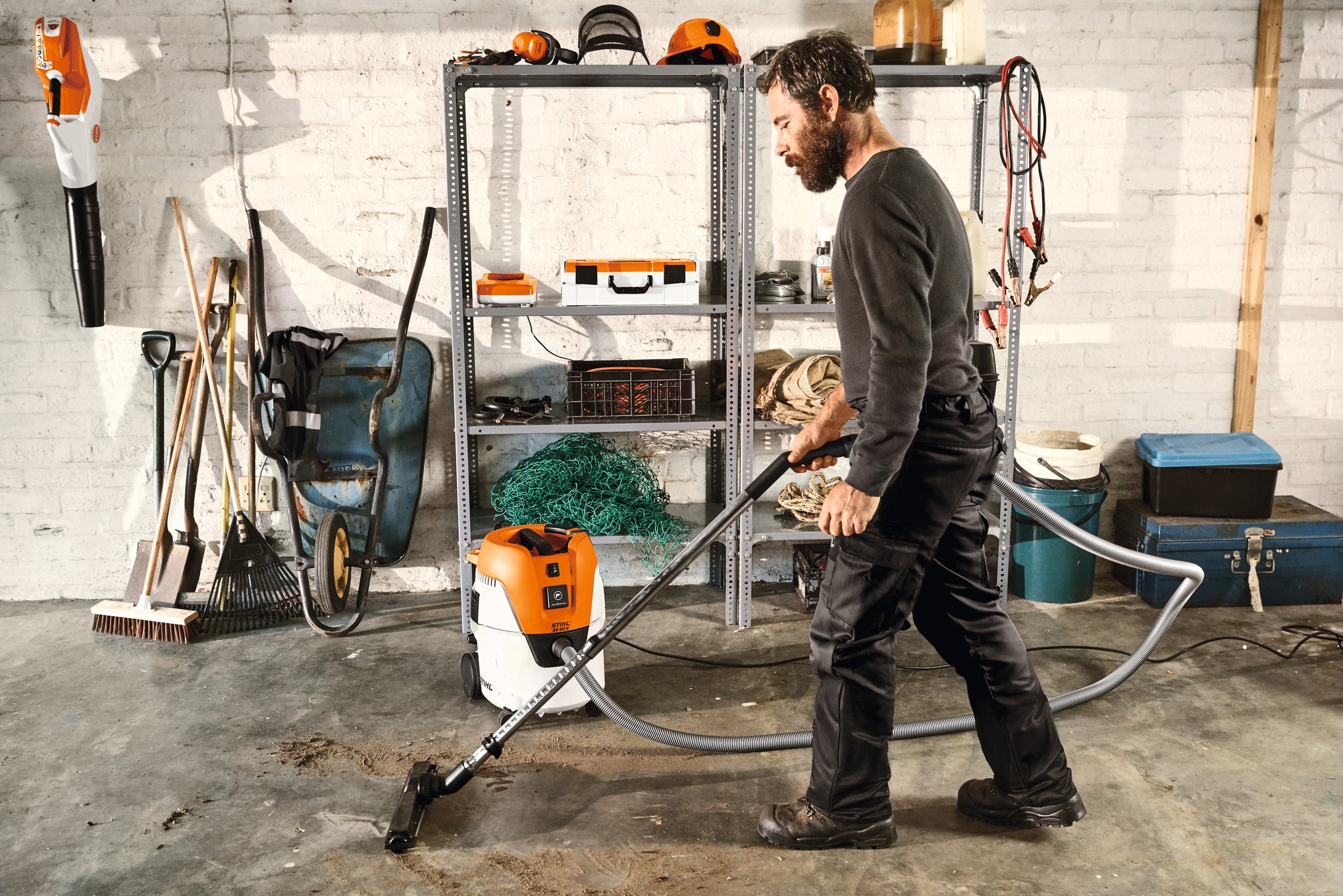 STIHL SE 62 aspirateur électrique filaire humide/sec : élimine efficacement la saleté et les liquides 47840124407