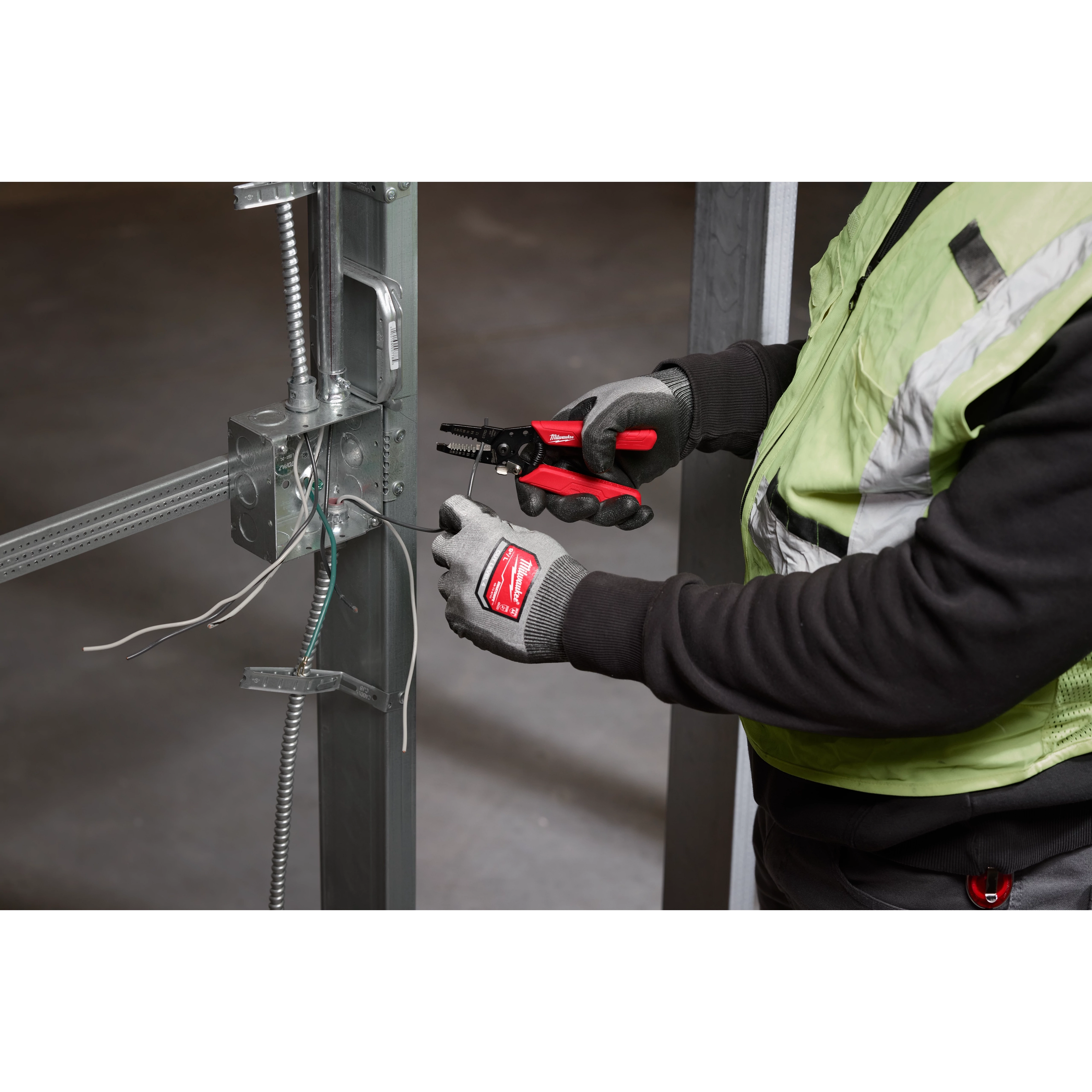 Milwaukee Pince à dénuder et coupe-fil Compact Comfort Grip 10-24 AWG 48-22-3044