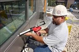 Milwaukee M12™ Pistolet à calfeutrer et adhésif 10 oz (outil seul) 2441-20