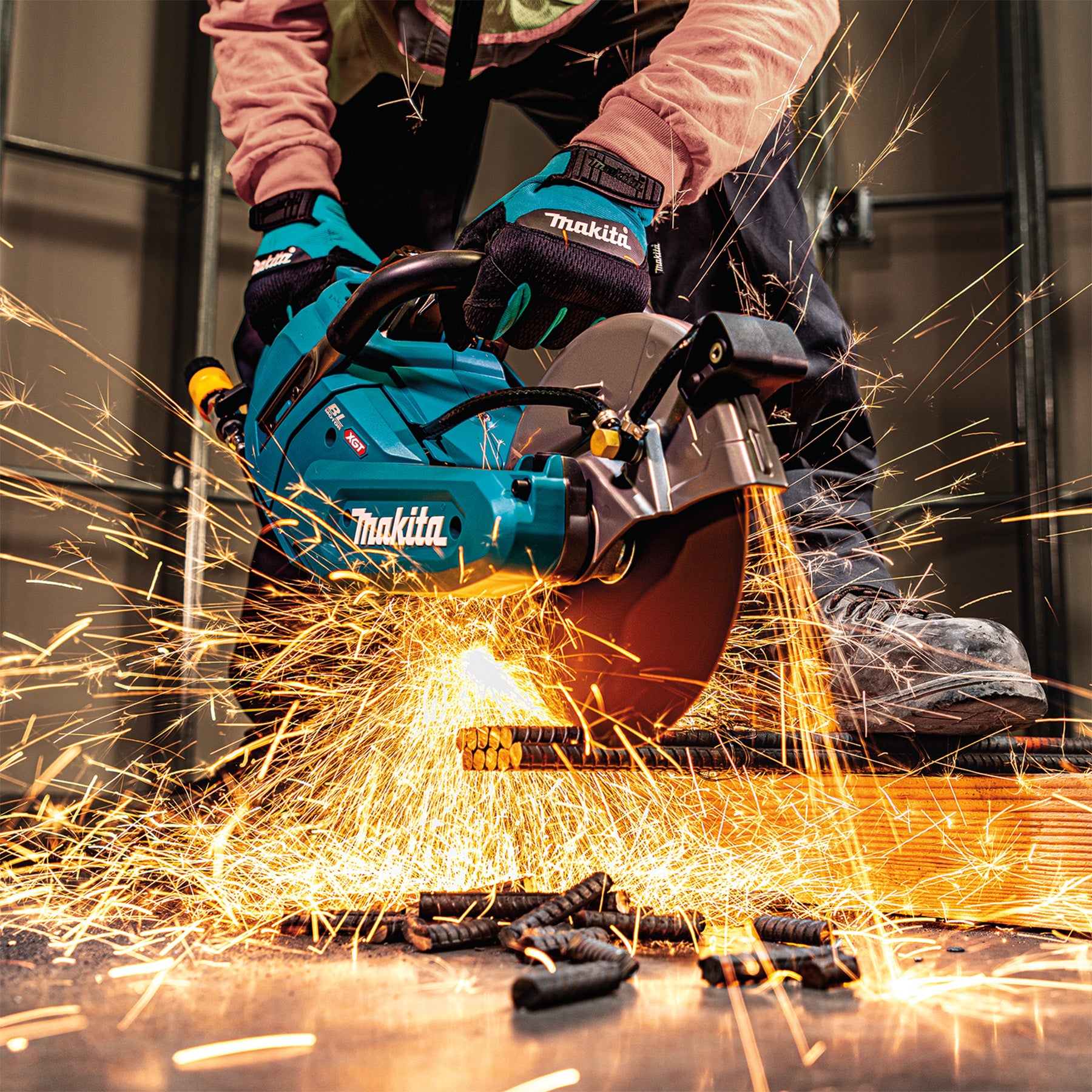 Makita Tronçonneuse Sans Fil 9" Sans Balais 40Vmax XGT, Kit avec 2x 8,0Ah CE003GL201