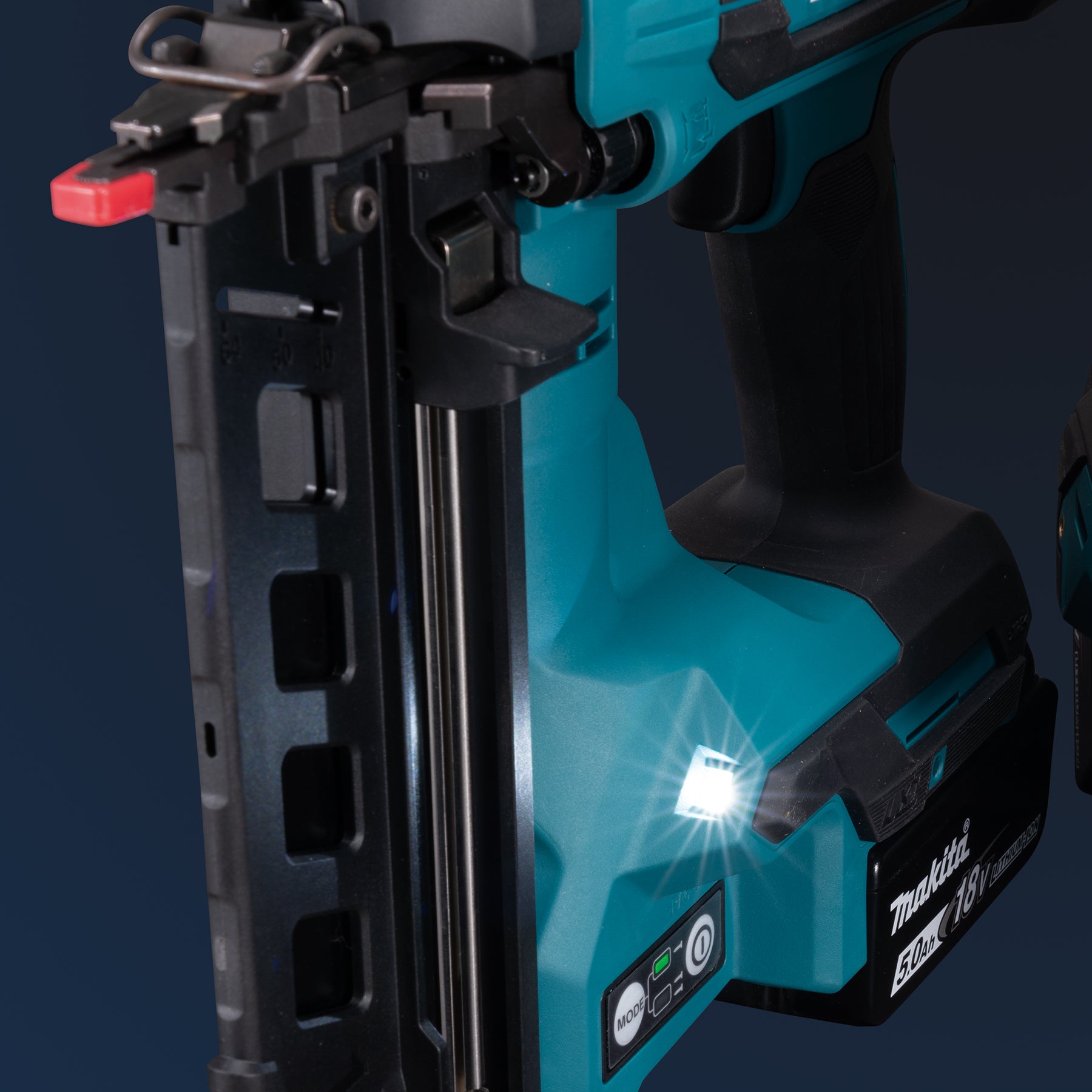 Makita Cloueuse de finition 16 ga 2-1/2" sans balais LXT 18V, droite, outil seul DBN601Z