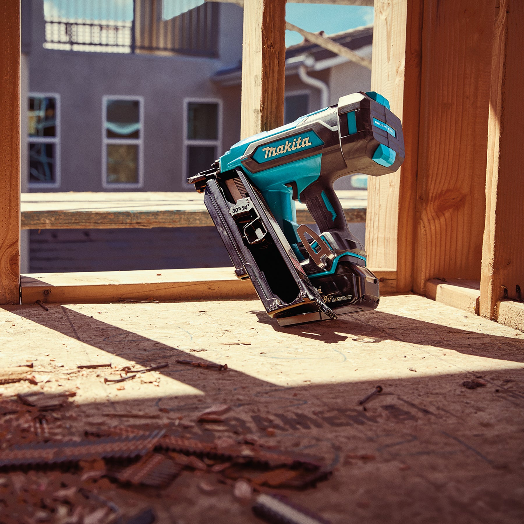Makita Cloueuse à ossature 3-1/2" sans balais LXT 18V, tête coupée 30-34°, outil seul DBN900ZK
