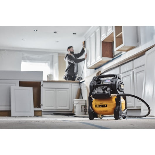 Dewalt 20V MAX* 2-1/2-Gal Brushless Cordless Air Compressor Kit DCC2520T1