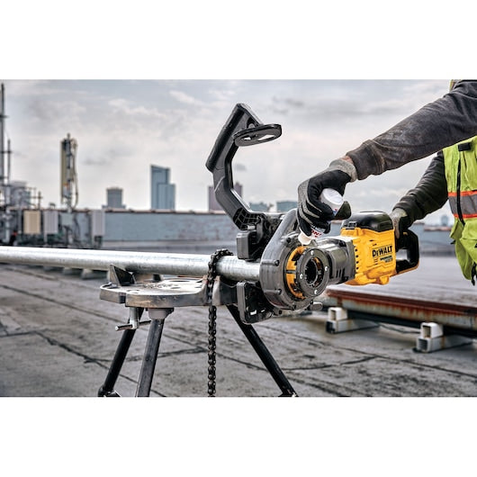 Dewalt FLEXVOLT® 60V MAX* Cordless Pipe Threader Kit With Die Heads DCE700X2K