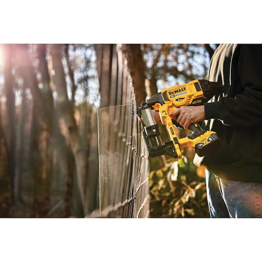 Dewalt 20V MAX* XR 9ga Cordless Fencing Stapler (Tool only) DCFS950B