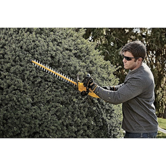 DeWalt Tondeuse à haies sans fil 20V MAX* 22 po (outil seul) DCHT820B