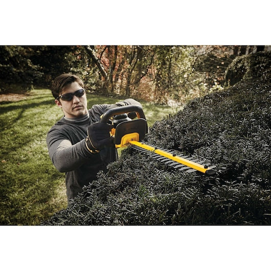 DeWalt Tondeuse à haies sans fil 20V MAX* 22 po (outil seul) DCHT820B