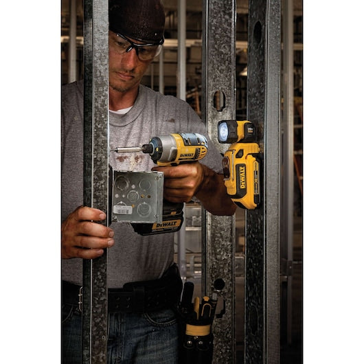 Dewalt 20V MAX* LED Hand Held Worklight DCL044