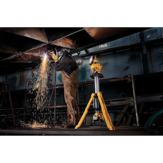 Dewalt 20V MAX* Cordless Tripod Light (Kit) DCL079R1