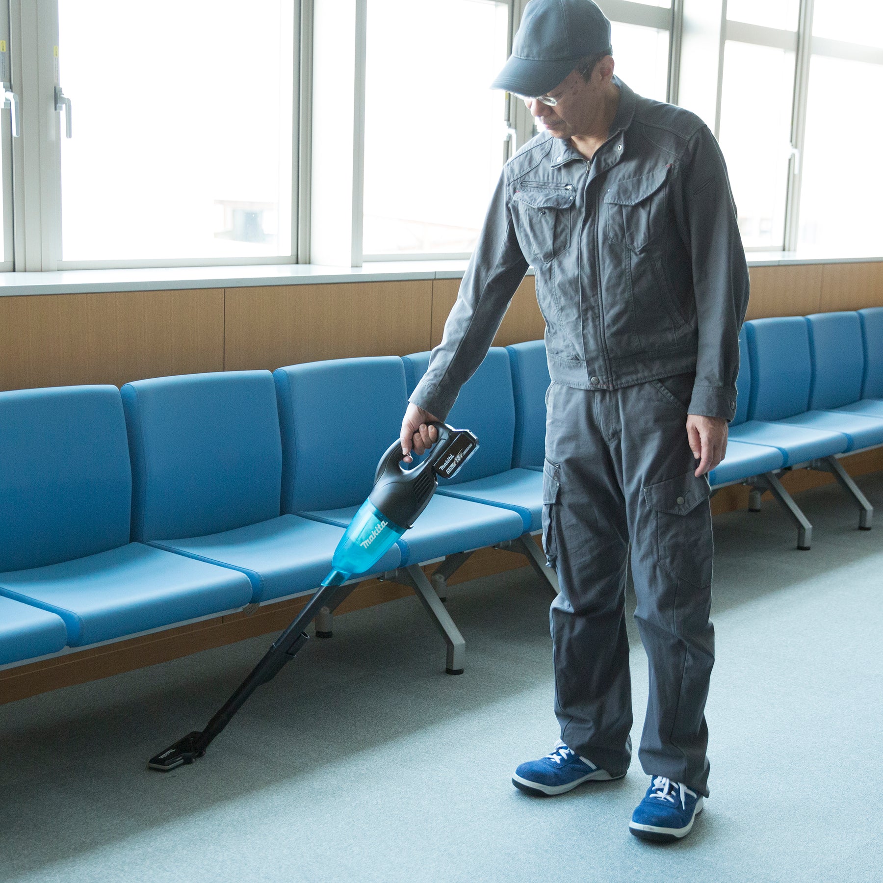 Makita 18V LXT 650 ml Stick Vacuum Cleaner, Tool Only DCL180ZB
