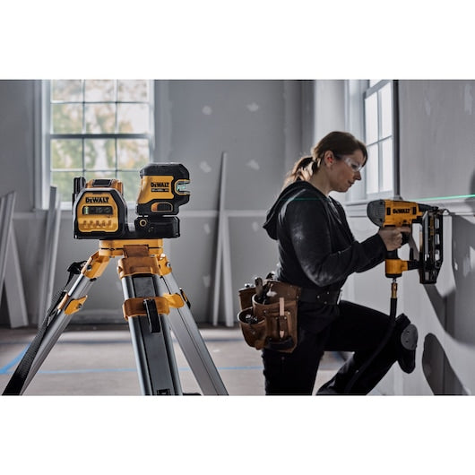 Dewalt 20V MAX* Cordless 2-Spot Green Line Laser Kit DCLE34220G
