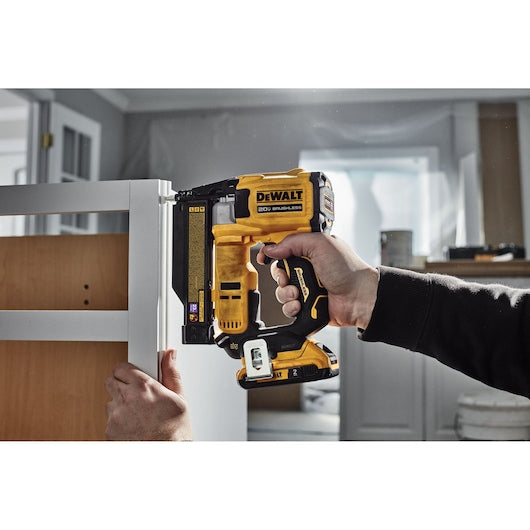 DeWalt ATOMIC COMPACT SERIES™ 20V MAX* Cloueuse à clous à tige 23 ga sans fil sans balais (outil seul) DCN623B
